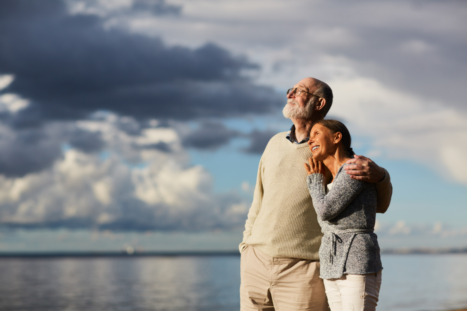 Couple de pensionnés au bord de mer