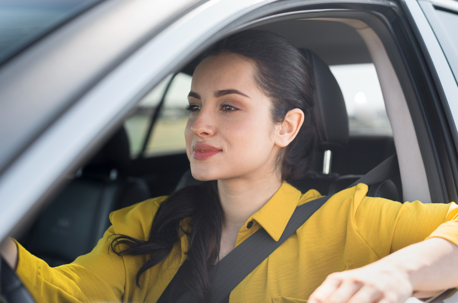 conductrice au volant d&apos;une voiture