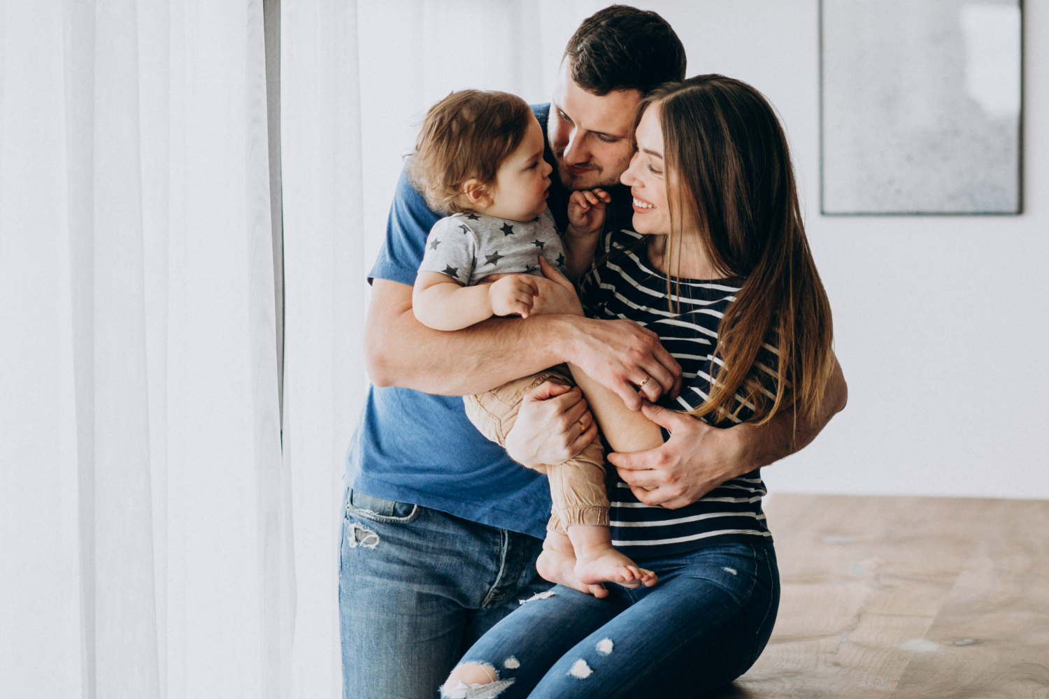 Famille s'enlaçant dans les bras